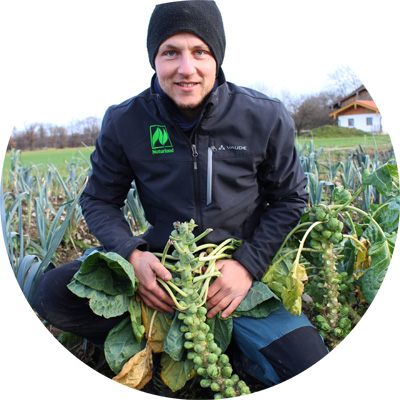 Markus Hager mit selbstgezogenem Rosenkohl